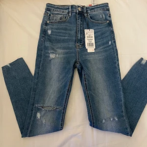 Stradivarius  - Oanvänd byxa från stradivarius, prislappar finns kvar. Byxan är i storlek 38. Passform: slim fit