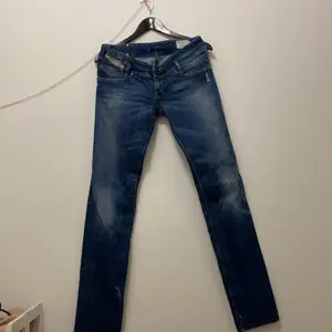 Snygga Low waist diesel jeans, lite sönder tvättade men inget som märks, Storlek 29-32.