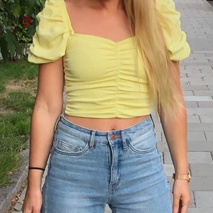 Gul topp H&M strl:XS - I fint skick. Gul söt topp i strechigt material. 