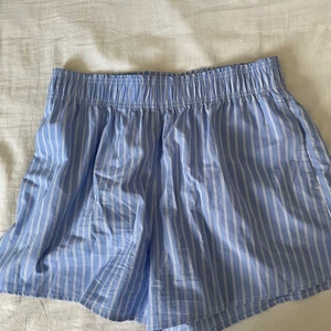Shorts - Superhärliga bomullsshorts från hm, perfekta till sommaren. Från hm, storlek M. Köpare står för frakt💙