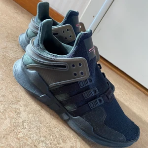 Adidas originals equitment support  - Ett par fina adidas originals skor, använda endast på promenad då dem skulle prövas. Annars aldrig använda