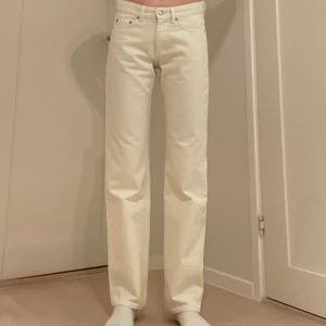 Arket vita jeans  - Säljer mina nya arket vita jeans. Är storlek 29 så skulle säga dem passar 36/38. Ganska långa. Är själv 175 och de är perfekt på mig. Nypris 600kr. Skicka gärna om ni har några frågor eller vill ha fler bilder. 