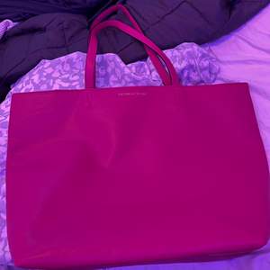 En mörk rosa väska från Victoria’s Secret