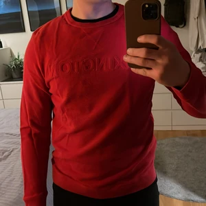 Lexington tröja - Röd lexington tröja med märkets text ”utåtstickande”. Fint skick, tajtare passform