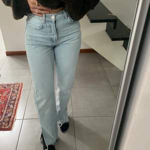 Säljer nu mina jeans från Gina Tricot i modellen 90’s slit. Aldrig använda då de är för små, men insåg det när jag väl hade klippt bort lappen.. De är i storlek 38 men skulle säga att dessa är små i storlek!! Pris kan diskuteras💞