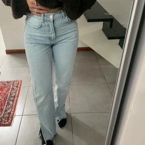 90’s slit jeans  - Säljer nu mina jeans från Gina Tricot i modellen 90’s slit. Aldrig använda då de är för små, men insåg det när jag väl hade klippt bort lappen.. De är i storlek 38 men skulle säga att dessa är små i storlek!! Pris kan diskuteras💞