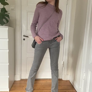 Stickad tröja - Säljer denna stickade tröja! Passar perfekt till kjol på sommaren eller nu i vår! I nyskick då den aldrig blivit använd! 