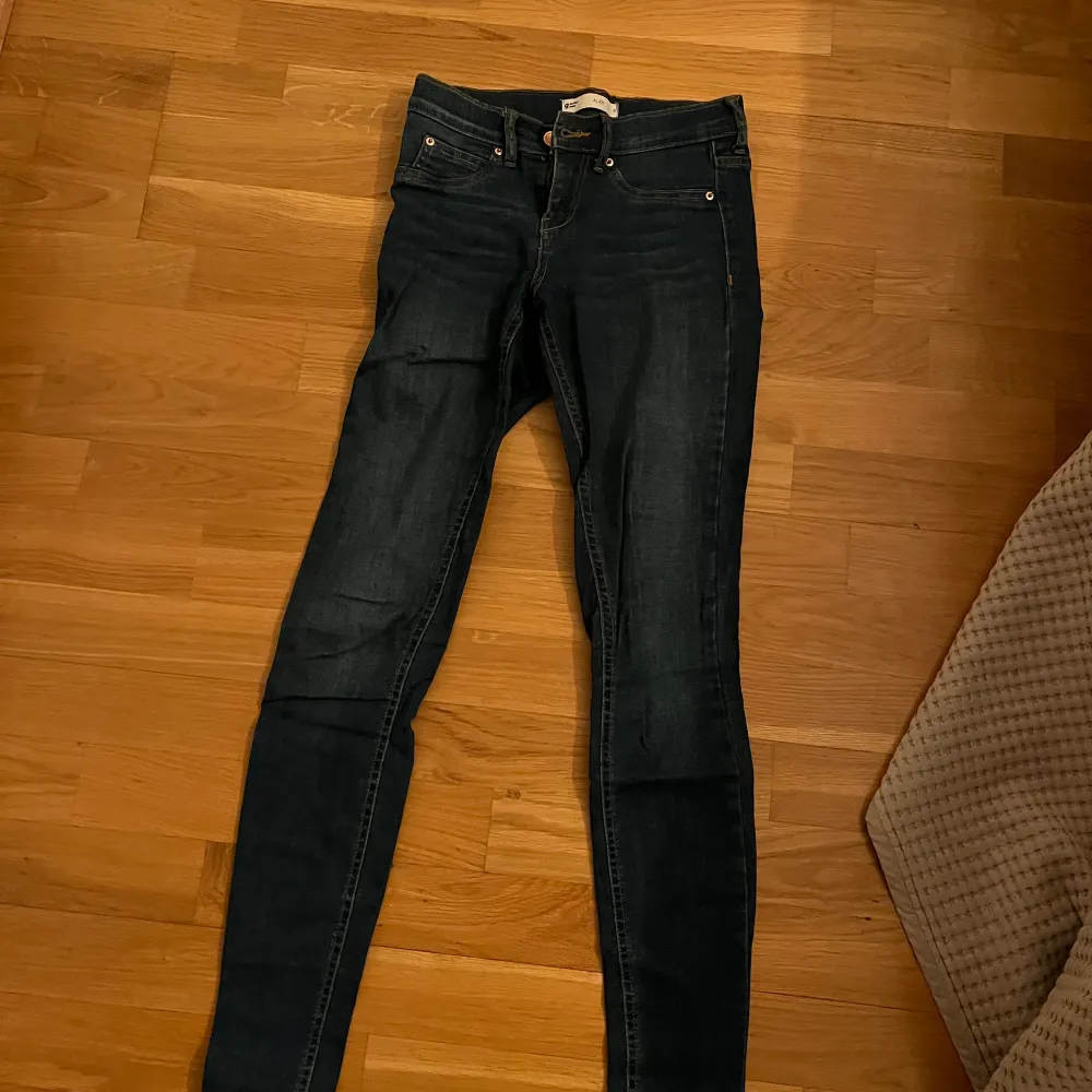 Mörkblåa jeans ifrån ginatricot, använda några gånger. Jeans & Byxor.
