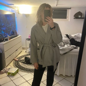 Kappa - Säljer denna snygga kappa som är perfekt i vår. Den är från Zara och i bra skick