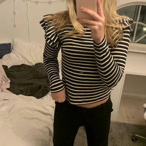 Volang tröja  -  Randig Volang tröja från zara. Tröjan är i storlek, den är i bra skick och har inga defekter. 💗