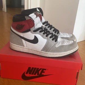 Air jordan 1 retro high - Tjena säljer dessa skor använda runt 10 gånger 8/10 i skick och låda tillkommer storleken är 43
