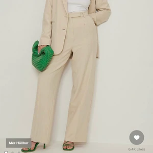 Beiga kostymbyxor  - Långa vida kostymbyxor som verkligen passar om du är lång. Säljer pga för långa för mig (165cm). Använt vid ett tillfälle annars helt nya. Nypris 499kr. Jag säljer för 350kr + frakt men går att diskuteras.