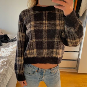 Stickad ulltröja hm - Säljer denna stickade tröjan från hm i ull. Storlek M. Så gosig och skön. Sparsamt använd. 