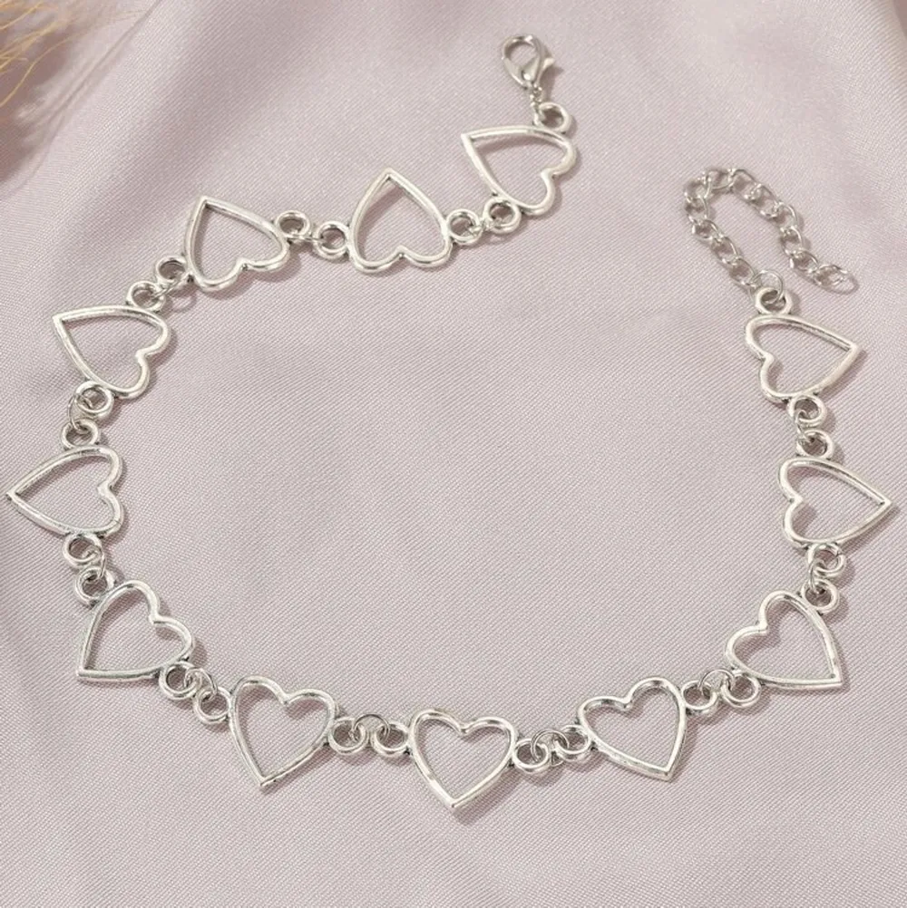 Säljer detta fina halsband/choker. Den är aldrig använd och är kvar i förpackning.. Accessoarer.