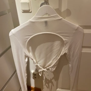 Topp med öppen rygg  - Jätte fin topp med öppen rygg från H&M!! Aldrig använd🤍 Passar perfekt nu till våren och sommaren🤍 50kr+frakt!!! 