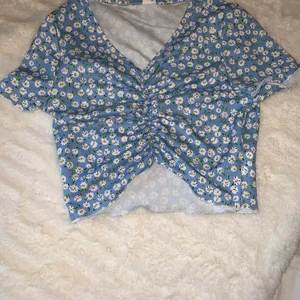 Topp  - Jag säljer en fin topp. Jättebra skick. Den är ny. Har inte använt den. Dock ganska kort. 💗👌🏻