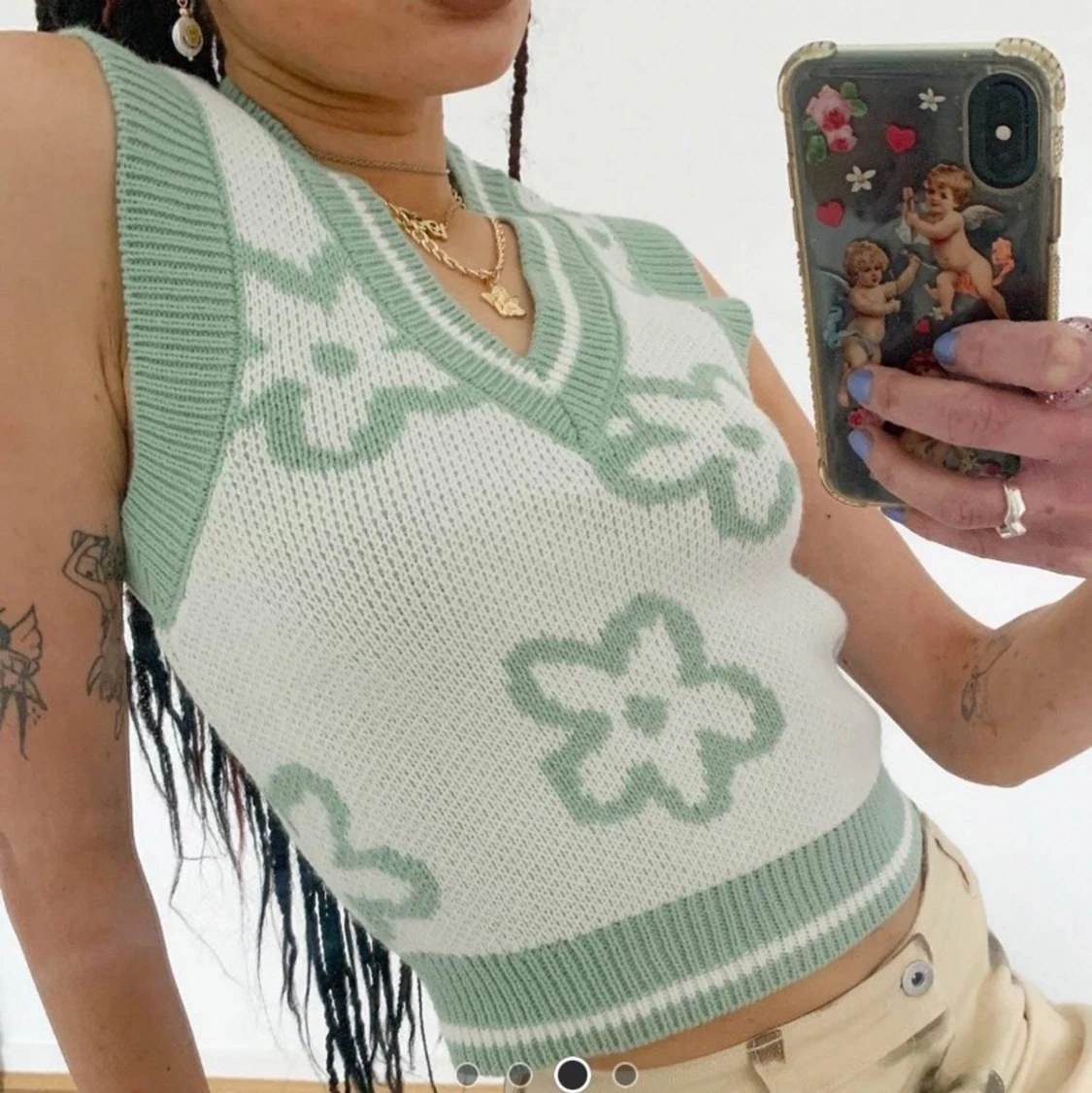 Blommig stickad väst