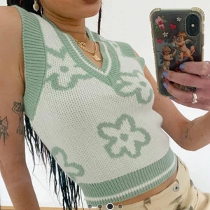 Blommig stickad väst - Grön/ vit gullig väst, strl 40. Säljer för 200kr, köparen står för frakten 🌸