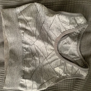 Tränings Topp  - Tränings topp från workout empire,säljer då jag har två stycken,har inga skador eller fläckar. Sitter super fint på.