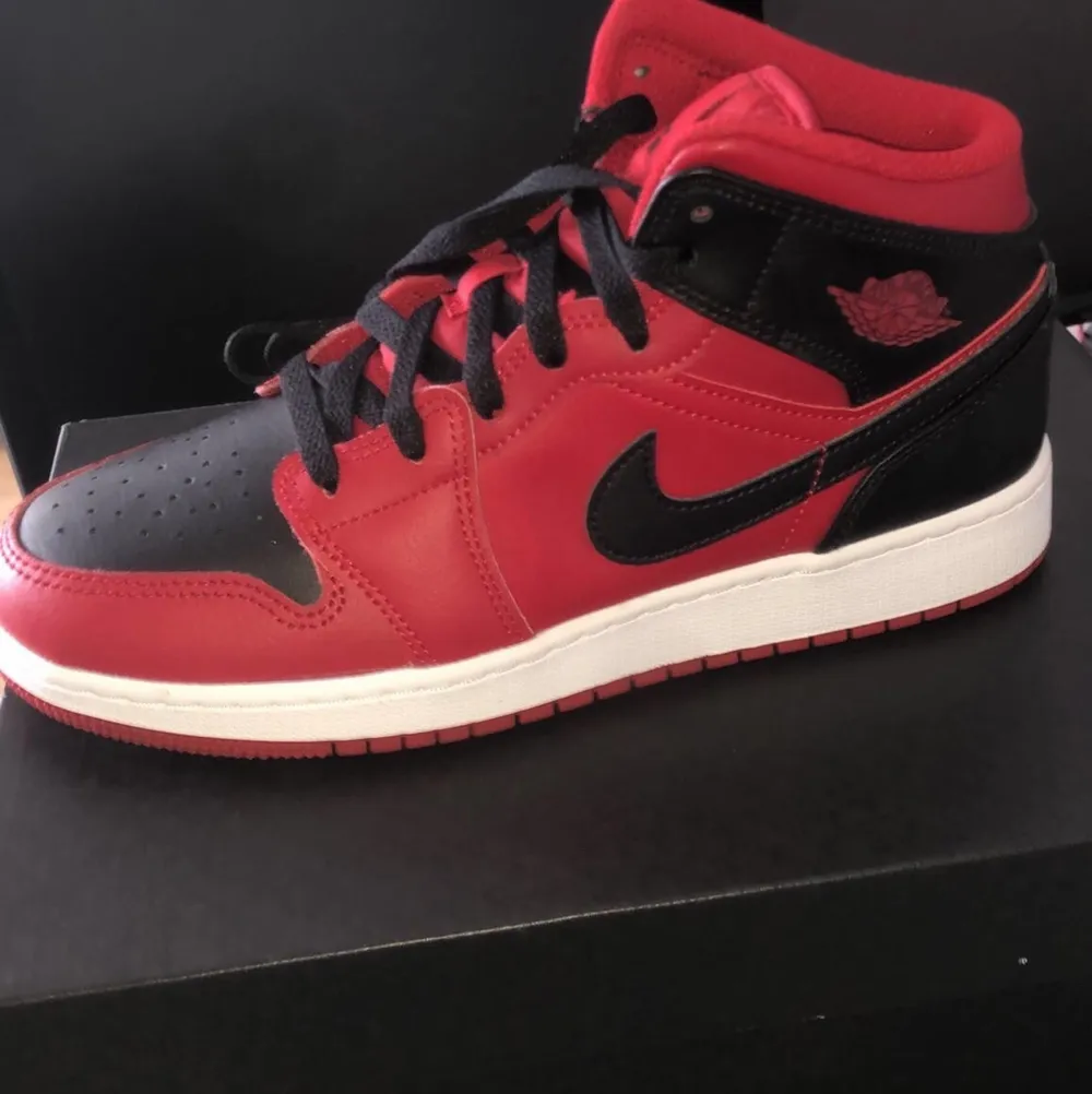 Helt nya nike Jordan 1 MID reverse bred storlek 39 med kartong och allting !. Skor.