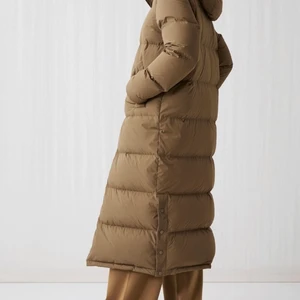 Dunjacka från Arket strl S - Nyinköpt dunjacka ifrån Arket, tyvärr skulle jag behöva mindre strl pg.a längden då jag är kort så blir den för lång. Aldrig använd mer än att jag testat den inomhus. Nypris 2500