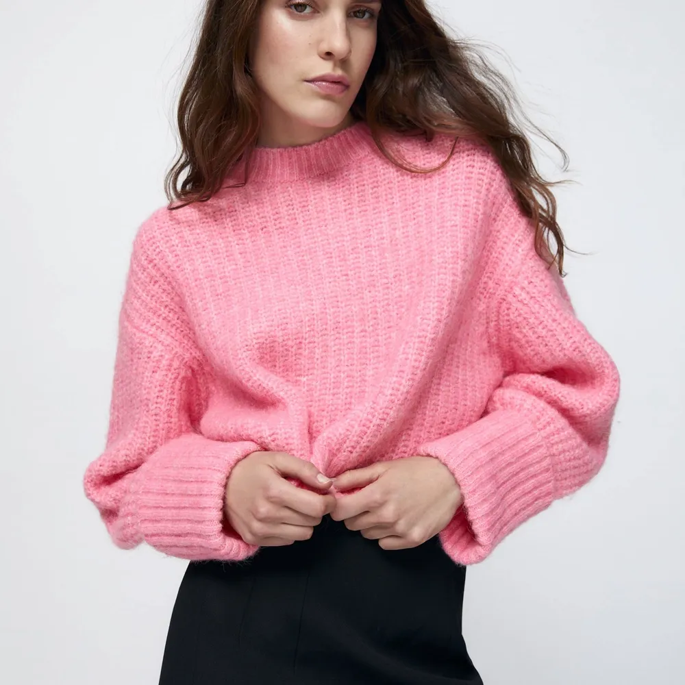 hej! säljer min rosa, stickade tröja från zara, köpt för 359! slutsåld på hemsidan, jättefint skick 💖 superfin rosa färg, jättemysig och perfekt till sommaren! kontakta för egna bilder 💖 . Stickat.