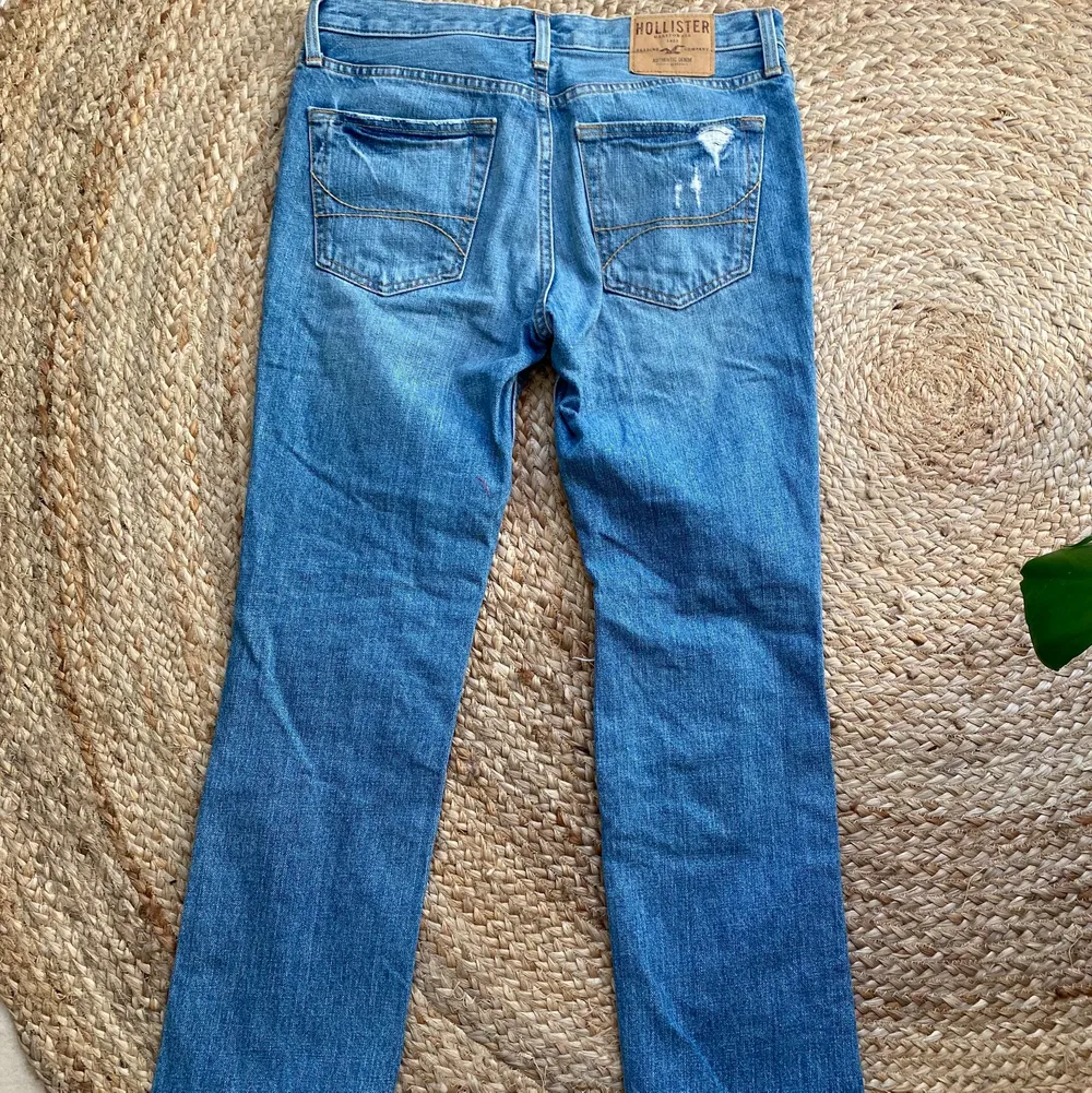 Mått - Innerbenet: 72 cm    Midje/höftmått: 78 cm.     Jättefina hollister lågmidjade jeans!! Strl 30 men dom är förstora för mig som är 162🤩  Annars super kvalite! Kan posta eller mötas upp i Nyköping😇. Jeans & Byxor.