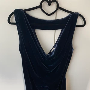 Sammetsklänning från Twist & Tango - Världens finaste klänning från Twist & Tango. Smickrande modell med draperad urringning och såååå vackert och skönt mörkblått tyg. Har hängt länge i min garderob men då jag använt den så sällan får den gå vidare till någon annan så den kan användas mer 😊