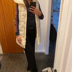 Beige väst  - Använd 2/3 gånger som ny pris lapp kvar storlek xs 