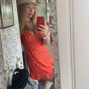 Röd sommar klänning  - Säljer denna sommardröm pgr av för lite plats i garderoben 🥰 