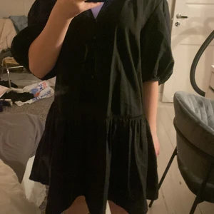 Svart Zara klänning  - Intressekonflikt på min fina svarta zara klänning . Säljer pga lite stor. Jag är ungefär 1,58. 