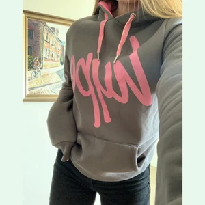 Grå/rosa hoodie - En väldigt varm och skön hoodie som nästan är helt oanvänd. Väldigt bra skick och kvalitet. Perfekt till vintern när det är kallt ute. Funkar även på våren och hösten. 