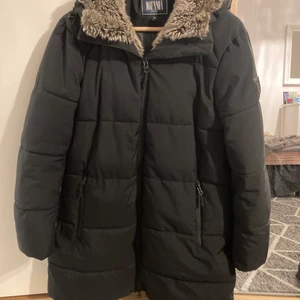 Jacka - Varm Jacka, inte använd så mycket. Köptes för 2000 nypris, så pris går att diskutera 🤍