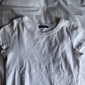 Tröja från Brandy Melville - Kroppad vit t-shirt som är räfflad nertill från Brandy Melville.