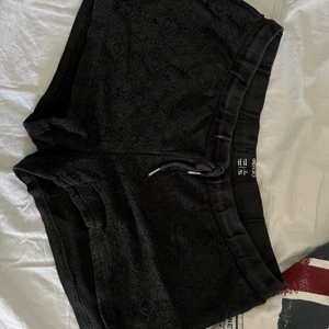 Shorts - Svarta shorts med spetstyg på framsidan. Storlek L 44/46 :)