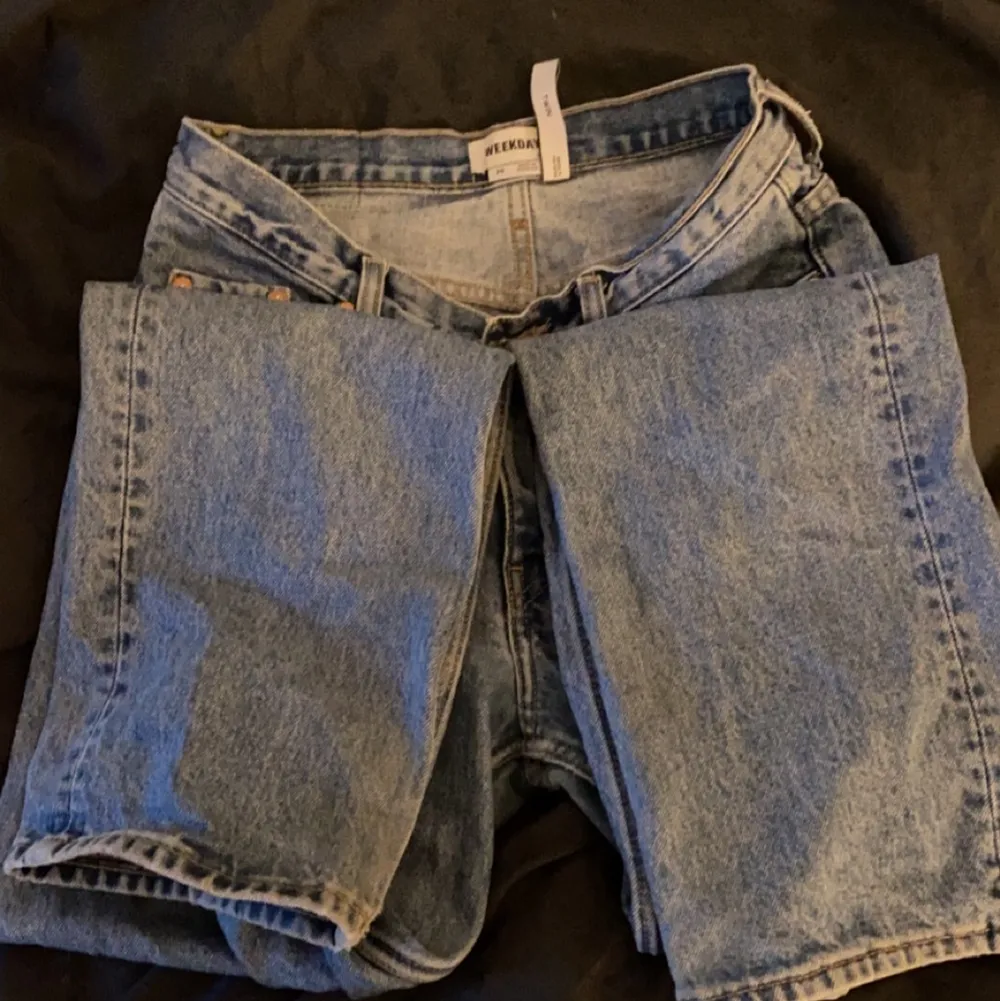 Ljusblåa weekday jeans lågmidjade,knappt använda, snygga men kommer ej till användning ( 600 original pris) priset kan diskuteras . Jeans & Byxor.