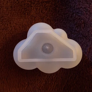 Ljudform - stort moln - Nyskick, säljes pga uterslutet intresse. Frakten är 14kr, priset är fast !! Postbevis och gåva ingår alltid 