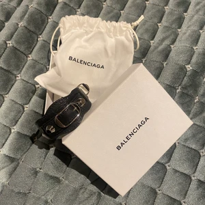 Balenciaga bracelet - nu finns mitt balenciaga armband uppe! Strl S och i perfekt skick!! Box och dustbag medföljer (slarvat bort äktenhetsbeviset) definitivt öppen för bud och kan finnas undantag för byten :) Pok❤️