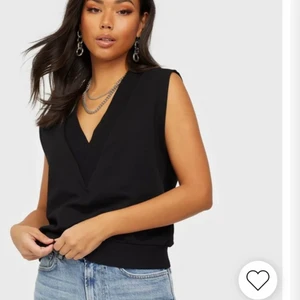 Väst - En sweater-väst köpt på Nelly! Använt endast 1 gång och är i bra skick. Jättefin bara som den är eller över en T-shirt eller skjorta.💕