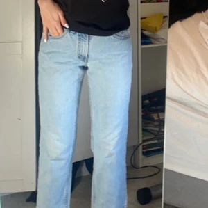 Ljusblåa Levis jeans  - Tveka inte vid frågor. Tar bud skriv privat tveka inte vid frågor 💓💓💓Passar nog bäst på någon kortare än 163, om man ibte vill att de ska vara korta i benen såklart 💓