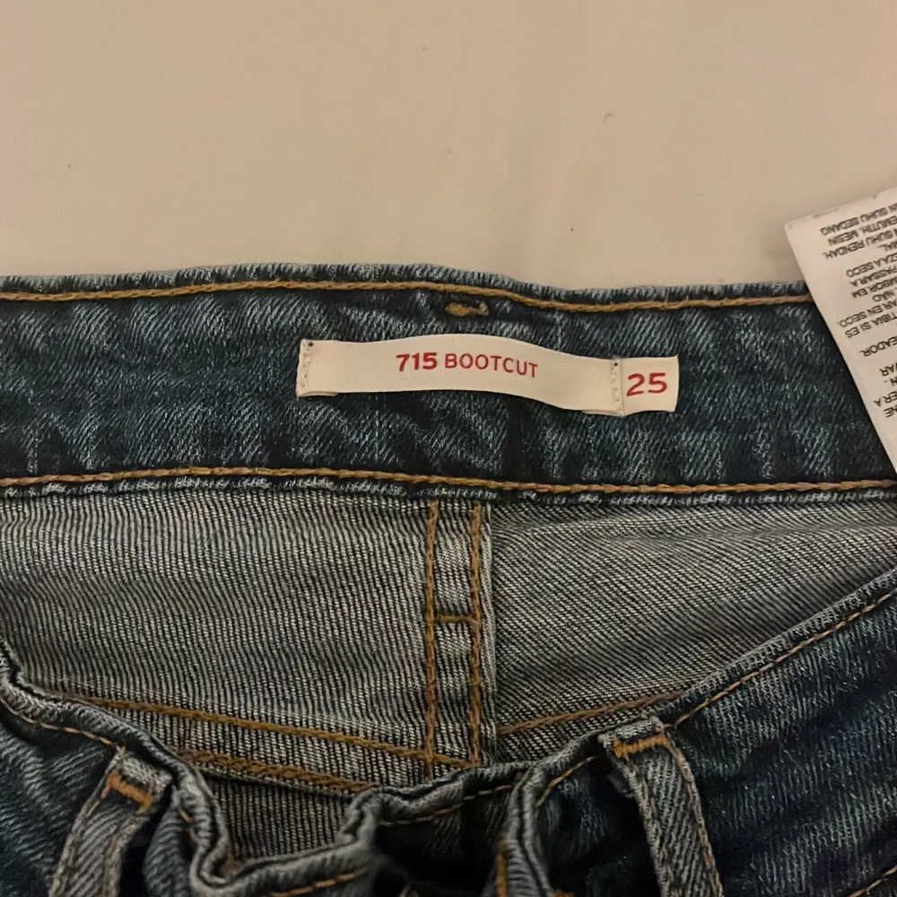 Ett par Levis bootcut som är köpta hör på Plick men som tyvärr var försmå, de är i väldigt bra skick och vet tyvärr ej hur mkt ägearen innan använt de men de är i fint skick, frakt 66och priset kan diskuteras. Hör av dig om du vill ge ett pris utanför bud. Jeans & Byxor.