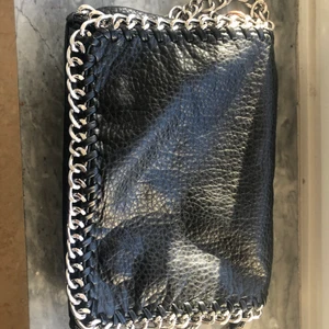 Tiamo väska  - Säljer denna äkta väskan köpt här på Plick bra skick. Man får plats med väldigt mycket