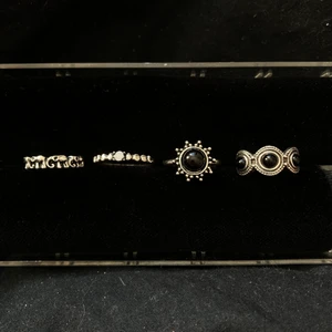 Ringar  - ❌alla på första bilden sålda ❌.                          Blandade ringar i ungefär storlek M (lite varierade storlekar)♥️ ringarna kostar 5kr styck men alla för 50kr ♥️ köparen står för frakt, som går på 13kr♥️