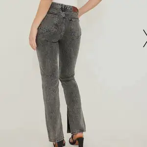 Säljer mina nya jeans! Pga den blev lite stor för mig. Helt nya!!             Ny pris : 449 kr 