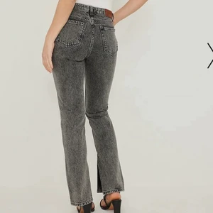 NA-KD jeans - Säljer mina nya jeans! Pga den blev lite stor för mig. Helt nya!!             Ny pris : 449 kr 