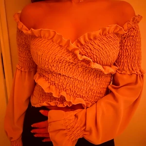 Söt rosa topp/blus - Denna topp är i storleken one size och endast används två gånger. Den är väldigt bekväm att ha på sig och går ungefär över naveln. Har du flera frågor är det bara att fråga!