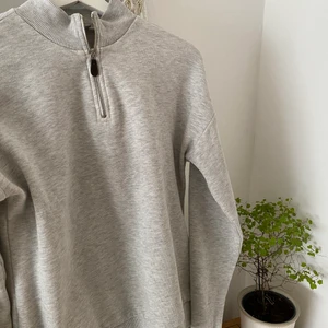 ZIP TRÖJA NELLY - Hejsan! Säljer denna fina gråa tröja från Nelly. Fint skick! Storlek S. Mjuk på insidan 