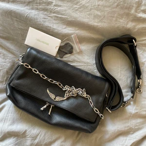 Zadig och voltaire väska rocky - Den snyggaste väskan från Zadig som får plats med allt!!!! Helt i nyskick och har aldrig använt medföljande läderrem. Väskan är inte använd mer än 10 gånger, så det finns inga slitningar någonstans, lädret och kedjan ser helt orörda ut. Inga fläckar på innertyget. Har kvar dustbagen, men inget riktigt kvitto (bara orderbekräftelse) eftersom jag köpte den online.     Nypris: 4200kr på Zadig & Voltaries hemsida❤️ Skickar egna bilder vid intresse!❤️