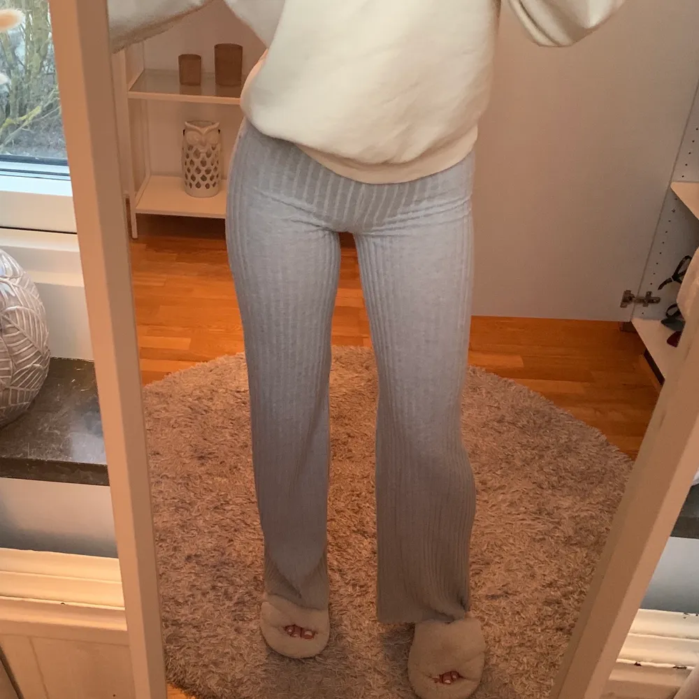 Säljer dessa grå mjukisbyxor! Använt Max 5 gånger! Jag är 167cm lång 💕. Jeans & Byxor.