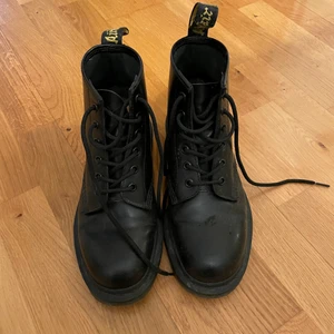 6 hålskängor Dr. Martens  - Svarta dr martens i strl 39, de är knappt använda då de är för stora för mig. Så i väldigt bra skick! Skriv till mig vid intresse eller frågor. Kan mötas upp i Stockholm eller posta, köparen står för frakten 